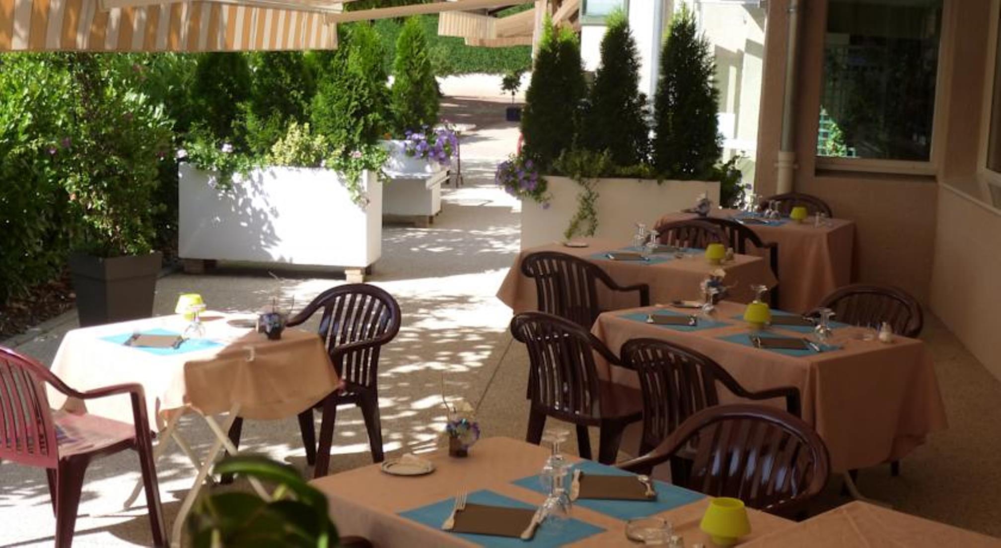 Hotel Le Chatard Sarcey Экстерьер фото