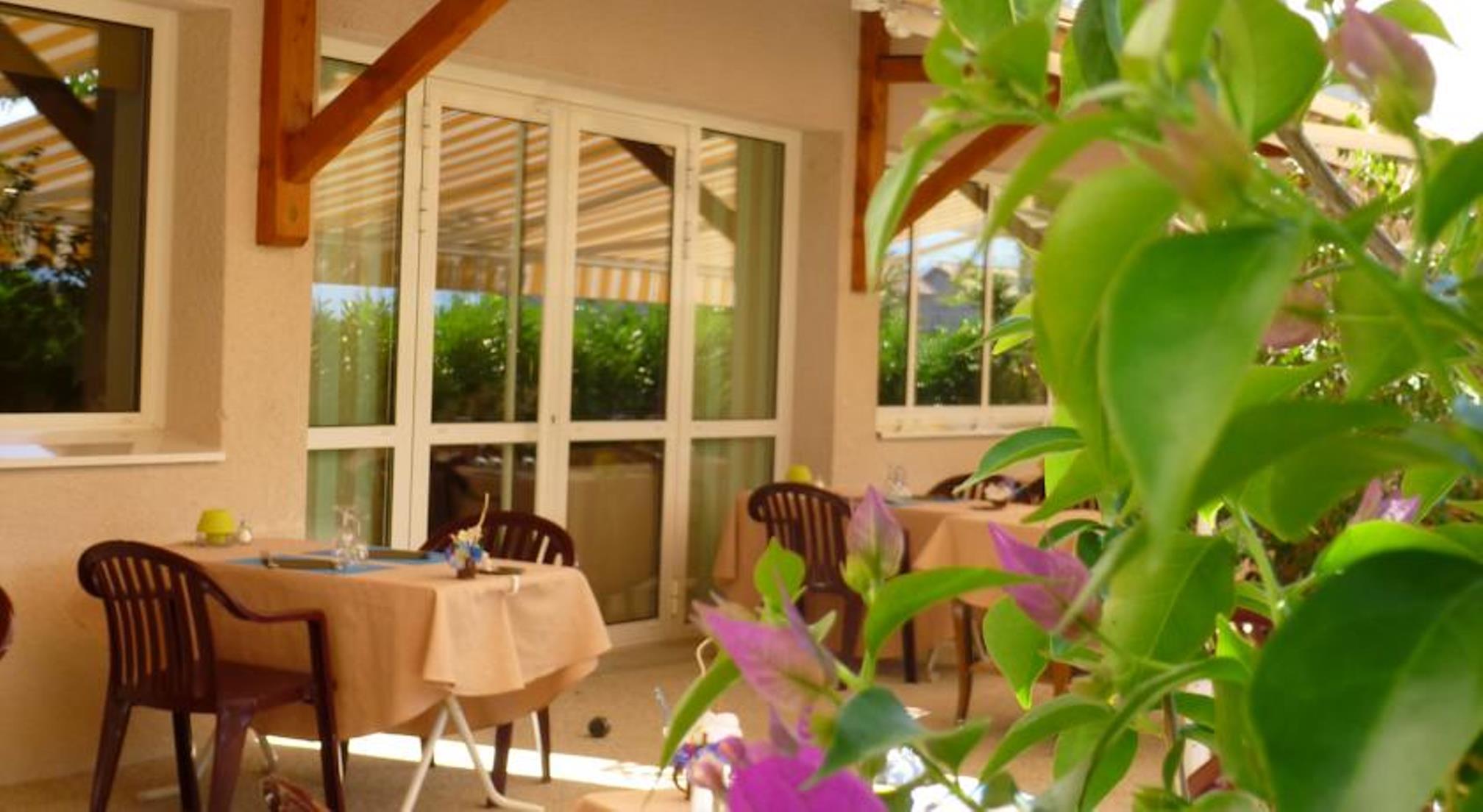 Hotel Le Chatard Sarcey Экстерьер фото