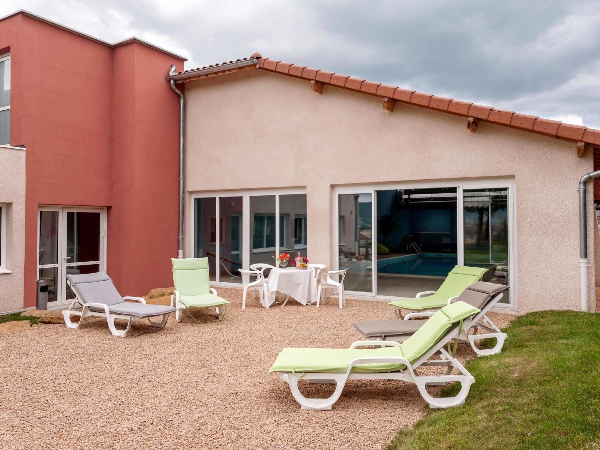 Hotel Le Chatard Sarcey Экстерьер фото